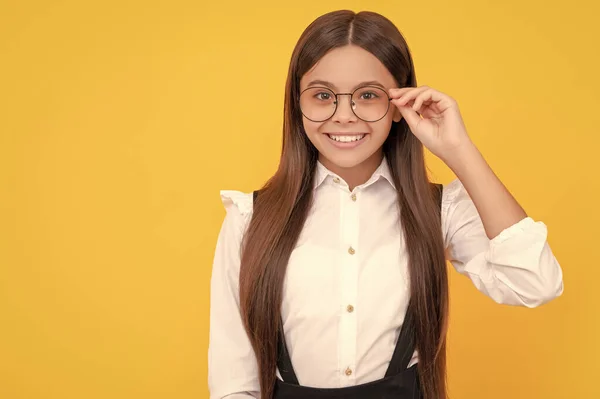 Menina Adolescente Sorridente Olhar Através Óculos Acuidade Visual Uma Visão — Fotografia de Stock