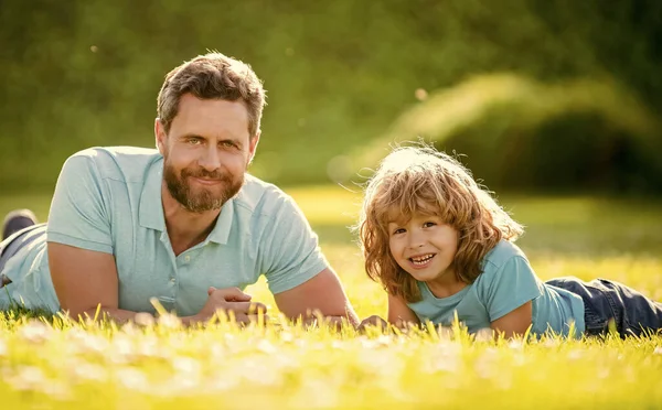 Feliz Familia Retrato Padre Hijo Niño Relajarse Parque Verano Hierba — Foto de Stock