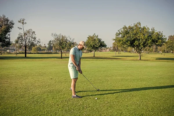 Portré Golfozó Sapkában Golfütővel Emberek Életstílusa Ember Zöld Füvön Játszik — Stock Fotó