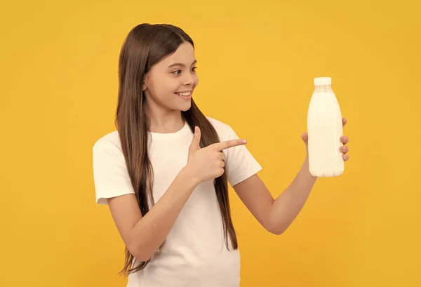 Χαρούμενο Παιδί Σημείο Δάχτυλο Στο Γαλακτοκομικό Προϊόν Ποτών Μια Έφηβη — Φωτογραφία Αρχείου