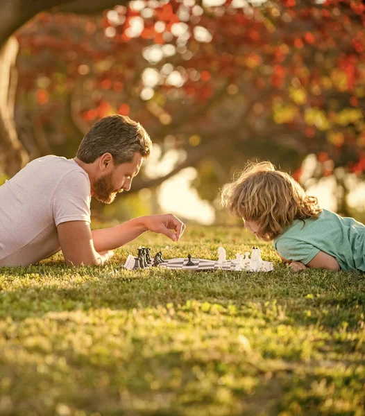 Padre Hijo Jugando Ajedrez Sobre Hierba Verde Día Los Padres — Foto de Stock