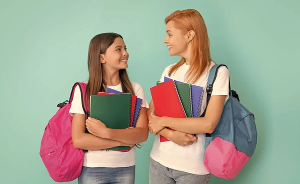 Sorridente Mãe Filha Segurar Bloco Notas Mochila Pronto Para Estudar — Fotografia de Stock