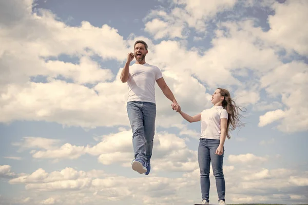 Hija Sostener Inspirado Padre Saltando Cielo —  Fotos de Stock