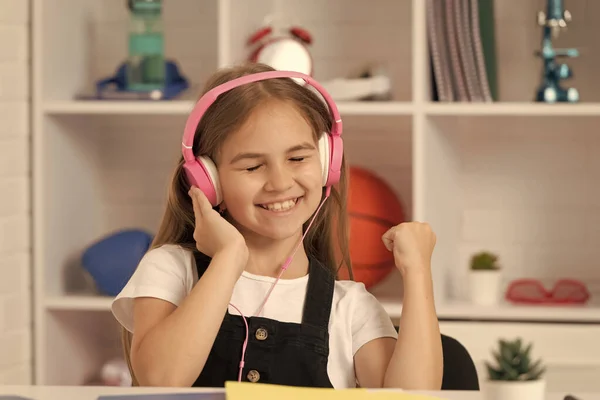 快乐的孩子在学校的教室里用耳机听音乐 — 图库照片