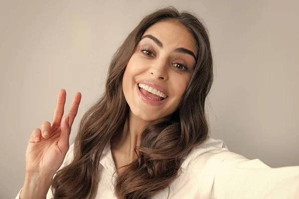 Close Jovem Bela Mulher Tomando Selfie Fundo Cinzento Isolado Menina — Fotografia de Stock