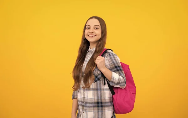 Sarı Arka Planda Okul Çantası Olan Kareli Tişörtlü Mutlu Çocuk — Stok fotoğraf