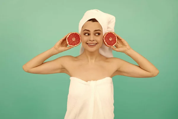 Jonge Vrouw Handdoek Douche Met Grapefruit Blauwe Achtergrond Cosmetologie — Stockfoto