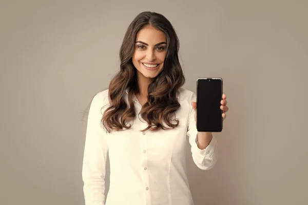 Glad Ung Kvinna Som Visar Tom Smartphone Skärm Glad Positiv — Stockfoto