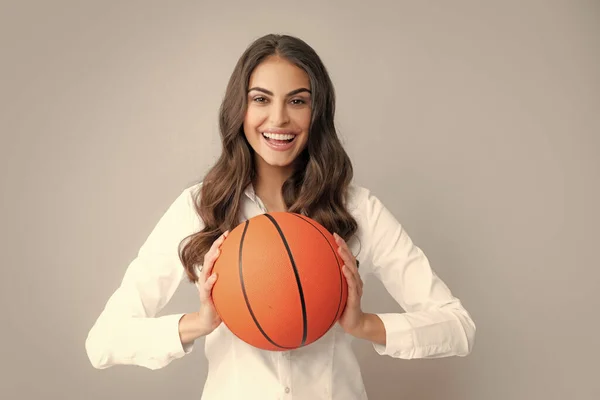 Mulher Feliz Com Bola Basquete Isolado Fundo Cinza — Fotografia de Stock