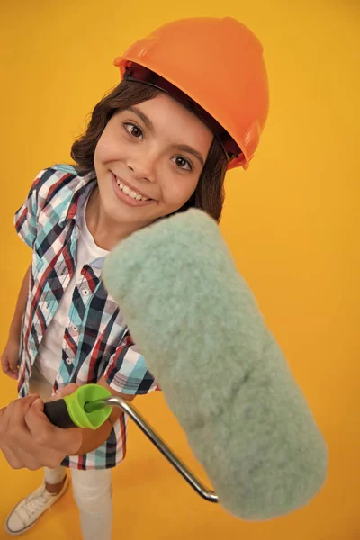 Pintor Oficina Renovação Reparação Menina Adolescente Capacete Com Pincel Pintura — Fotografia de Stock