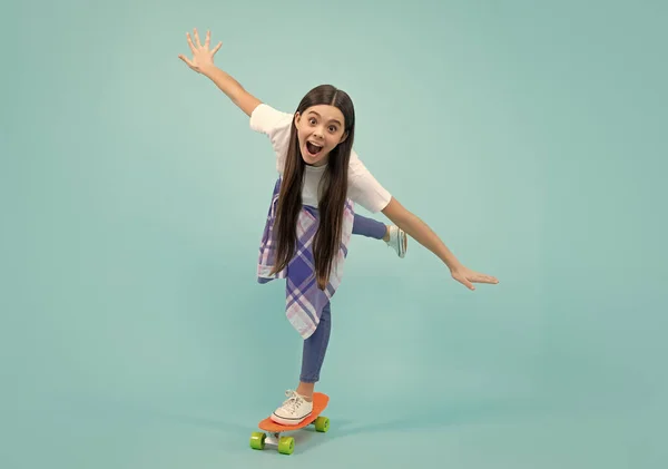 Мбаппе Модная Девушка Подросток Позирующая Скейтборде Подросток Уличной Моды Счастливый — стоковое фото