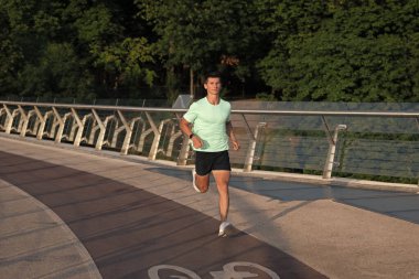 Spor giysileri içinde koşan aktif bir koşucu..