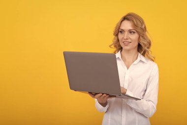 İş bilgisayarı iletişimi. Modern teknoloji. İnternet erişimi. e-postayı kontrol et Serbest kadın blogu çevrimiçi. kopyalama alanı. İş kadını blog yazmak için laptop kullanıyor. Sosyal ağ ve web günlüğü.