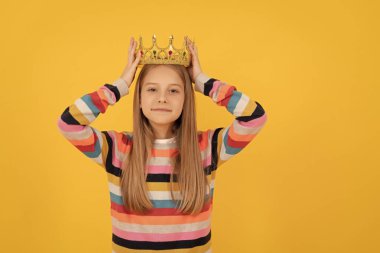 Sarı arka planda, kraliçe tacındaki bencil çocuk..