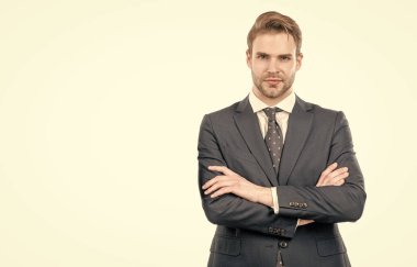 Resmi takım elbiseli ciddi bir kendine güveni olan adam kollarını çapraz olarak beyaz fotokopi odasında tutuyor..