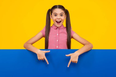 Genç kız bilgilendirme için boş bir yer tutuyor. Reklam ve satış. Piyasalar ve dükkanlar satış konsepti, fotokopi alanı için boş tahta. Genç kızın mutlu ve gülümseyen duyguları