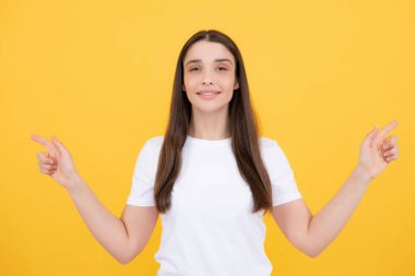 Kadın fotokopi alanını işaret ediyor, kopyalama alanını gösteriyor. Promosyon, reklam içerikli jest gösteren kız, elle tavsiye edilen ürünü işaret ediyor. İzole edilmiş arkaplan