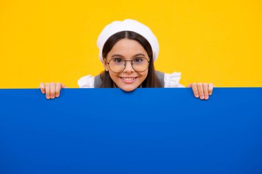 Genç kız bilgilendirme için boş bir yer tutuyor. Reklam ve satış. Piyasalar ve dükkanlar satış konsepti, fotokopi alanı için boş tahta. Mutlu yüz, pozitif ve gülümseyen genç kız duyguları