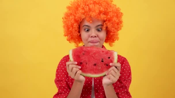 Surprised Child Fancy Orange Hair Wig Eat Water Melon Slice — Stock Video