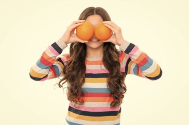 Bak. Vitamin ve diyet. Çocuk sağlıklı yiyecekler yiyor. Çocukluk sağlığı. Turunçgiller. Doğal organik taze portakal. sağlıklı bir hayat. diyet ve cilt güzelliği. Portakallı mutlu genç kız.