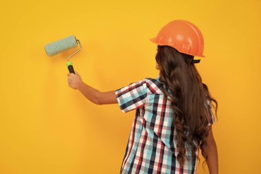 İnşaat alanında küçük miğfer ustası. Fırça aletli ya da boya silindirli genç kız ressam. Tamir işinde olan bir çocuk. Yenileme konsepti