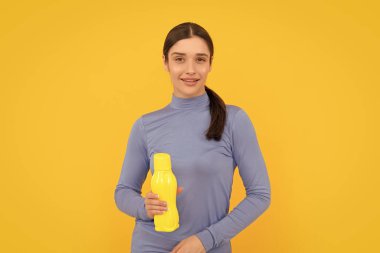 Sıvı yeterliliği. Susuz kalma. Kadın gülüşü maden suyu tutar. Susadım. Plastik şişeli genç kız. Sağlıklı bir yaşam tarzı. Vücuttaki su dengesi. her gün içmek.