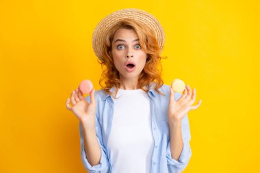 Tarz sahibi güzel bir kızın portresi. Tatlı kurabiyeli kız arkadaşı. Sarı arka planda izole edilmiş.