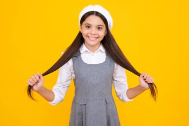 Mutlu yüz, pozitif ve gülümseyen genç kız duyguları. Tecrit edilmiş genç ve tatlı bir kız. Güzel bir çocuğun stüdyo portresi