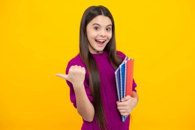 Kitaplı okul çocuğu. Öğrenim ve eğitim