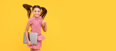 Başarı yolunda. Okula dönüyorum. Modern dijital iletişim. Mutlu genç kız dizüstü bilgisayarda çalışıyor. Zıplayan çocuk satış ve indirim buluyor. Sosyal medyada aktif çocuk araması. çevrimiçi siber pazartesi.