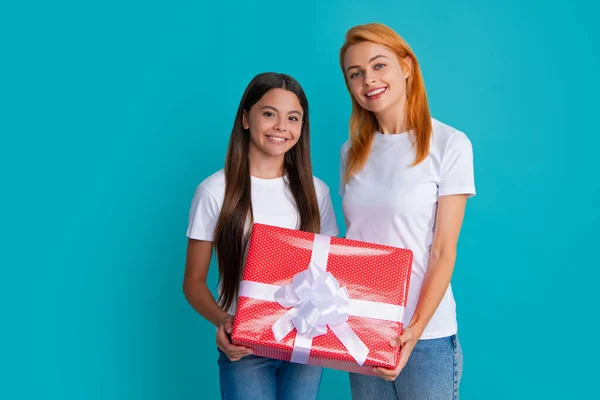Young Teen Girl Giving Gift Box Her Mother Color Background — 스톡 사진