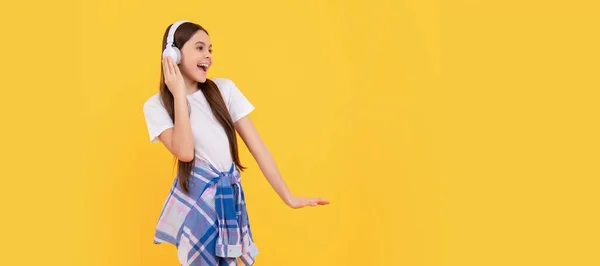 Happy Teen Girl Headphones Singing Song Yellow Background Child Portrait — Foto Stock