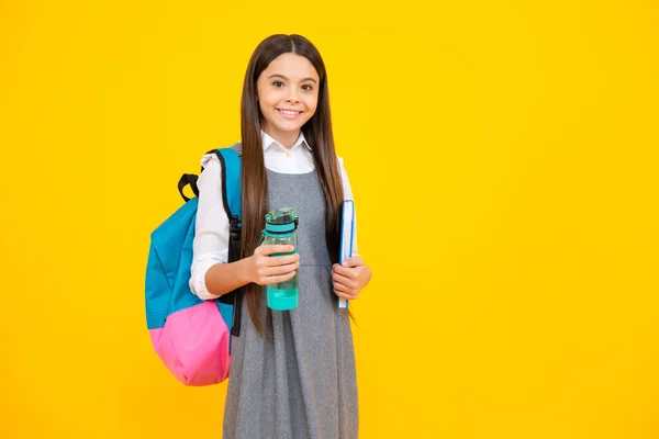 Teenager Σχολείο Κορίτσι Σακίδιο Κρατώντας Μπουκάλι Νερό — Φωτογραφία Αρχείου