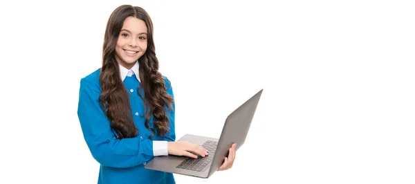 Szczęśliwy Twarz Nastolatki Dziewczyna Długimi Kręconymi Włosami Praca Komputerze Odizolowany — Zdjęcie stockowe