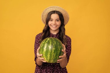 Mutlu genç kız taze karpuz meyvesi tutuyor yaz hasır şapkası, beslenme.