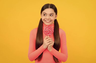 Çok memnun oldum. Tatlı düşkünü. Lezzetli. Mutlu kız lolipopu tutar. Lolipop çocuk. Uzun saçlı çocuk lolipopu tutuyor. Çubukta şeker. Karamelli şeker dükkanı. Tatlı çocukluk hayatı. gençlik diş sağlığı.