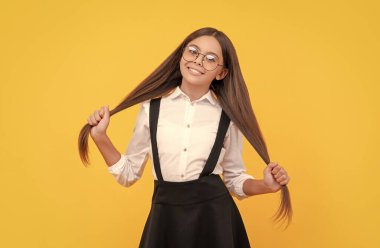 Okula dönüyorum. Bilgi ve eğitim. Uzun saçlı çocuk inek gibi görünüyor. Akıllı çocuk. Gülümseyen genç kız gözlüklerinden bakıyor. Görüş keskinliği. Görme. Vizyon düzeltmesi. Göz sağlığı. optik göz merceği.