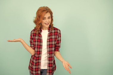 Mavi arka planda kareli tişörtlü, kırmızı saçlı kadını şaşırttı..