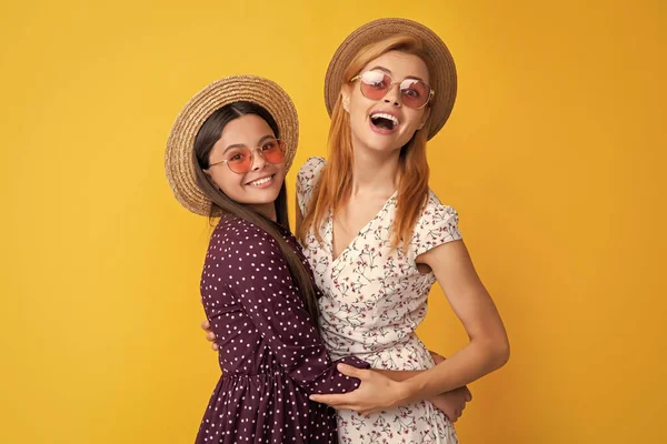 Positive Mother Child Straw Hat Yellow Background — 스톡 사진