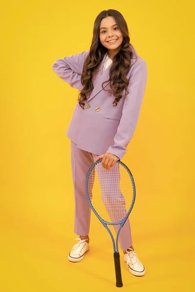 网球选手把网球拍放在孤立的黄色工作室背景上 运动和适合儿童的健康 时尚和体育概念 有网球拍的青少年 — 图库照片