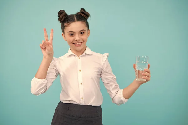 Roztomilé Teen Dívka Pití Vody Skla Modrém Pozadí Zdraví Každodenního — Stock fotografie