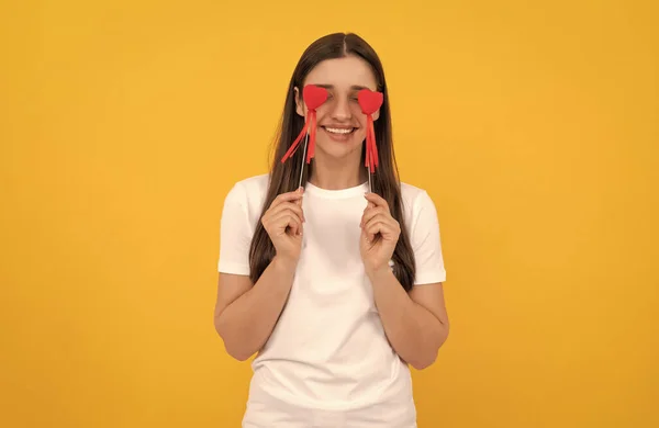 Sonriente Chica Celebrar Corazón Camisa Blanca Sobre Fondo Amarillo Día — Foto de Stock