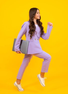 Genç liseli kız, dizüstü bilgisayarla çalışıyor. E-öğrenme konsepti. Koş ve zıpla, zıplayan çocuklar