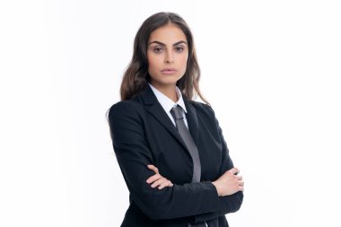 Takım elbiseli bir kadının portresi kollarını kavuşturdu. Kendine güvenen iş kadını, arka planı gri ve fotokopi alanı olan bir kadına karşı. Bayan çalışan genç sekreter. Güzel iş kadını.