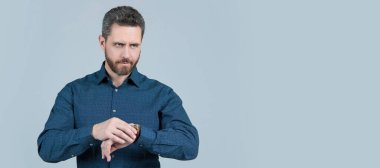 İnsan yüzü portresi, fotokopi alanı olan pankart. Saatine bakıyorum. Sakallı adam kol saatine bak. Zaman kontrolü. Son teslim tarihi. Dakik olmak