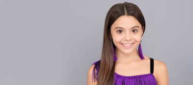 Bugün gülümse. Çocuk yüzü, yatay poster, izole edilmiş genç kız portresi, fotokopi alanı olan pankart