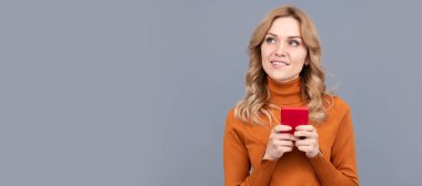 Kadın portresi, kopyalanmış başlık pankartı. Cep telefonu akıllı cihaz gri arkaplan, sms üzerinde gündelik tarz kısa mesaj güzel kız