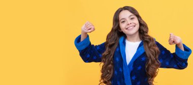 Keyfim yerinde. Uykulu çocuk uykusunda geriniyor. Rahat pijama giyen gülümseyen bir çocuk. Çocuk yüzü, yatay poster, izole edilmiş genç kız portresi, fotokopi alanı olan pankart