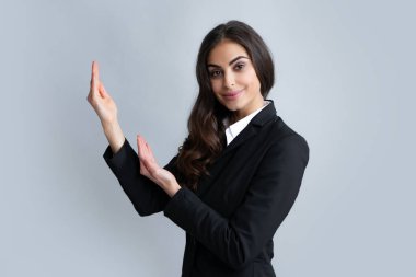 Kadın fotokopi alanını işaret ediyor, kopyalama alanını gösteriyor. Promosyon, reklam içerikli jest gösteren kız, elle tavsiye edilen ürünü işaret ediyor. Kadın iş modeli yüzü