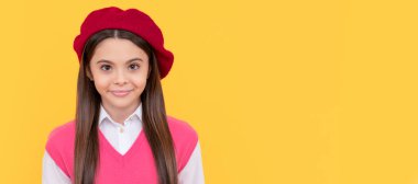 Gençlik ve gençlik kavramı. Sıradan moda. Sarı arka planda mutlu bir Fransız genç kız. Çocuk yüzü, yatay poster, izole edilmiş genç kız portresi, fotokopi alanı olan pankart